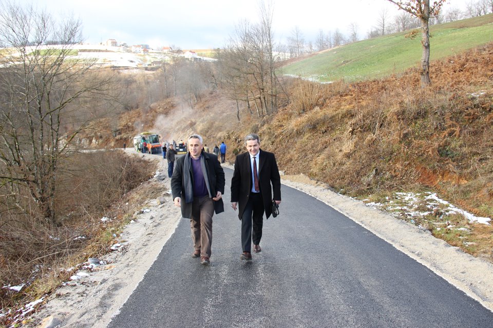 DOBRO SELO DOBILO DIONICU ASFALTNOG PUTA