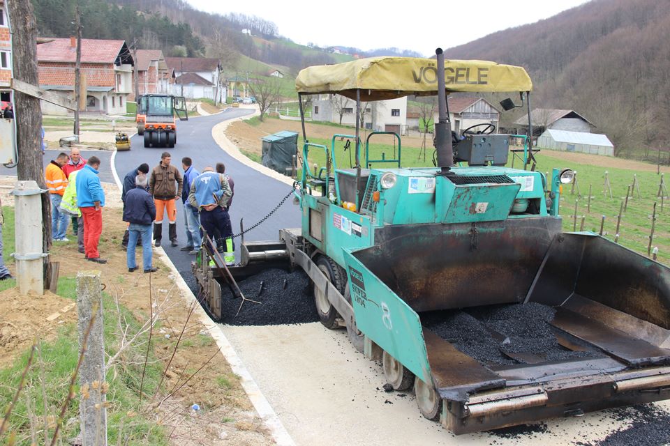 NOVA DIONICA ASFALTA NA PUTU BEZI-BAJREKTAREVIĆA POLJE