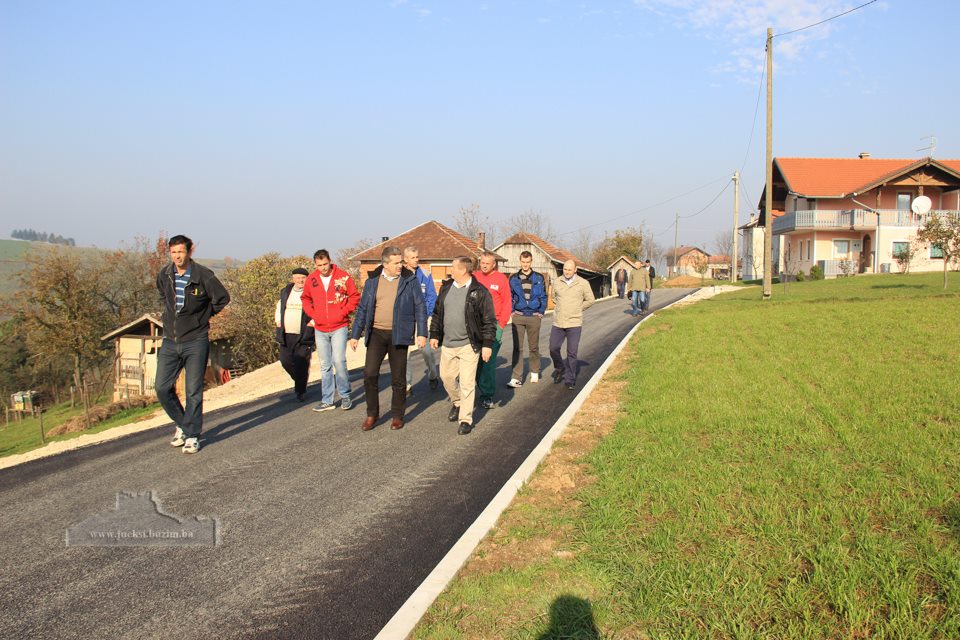 NOVI ASFALTNI PRAVAC U MZ MRAZOVAC