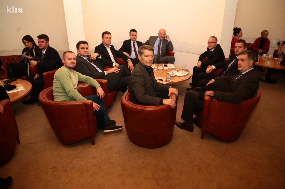 NAČELNIK ZIKRIJA DURAKOVIĆ ZAJEDNO SA KOLEGAMA NAČELNICIMA ZBOG FIKRETA ABDIĆA NAPUSTILI CEREMONIJU DODJELE MANDATA