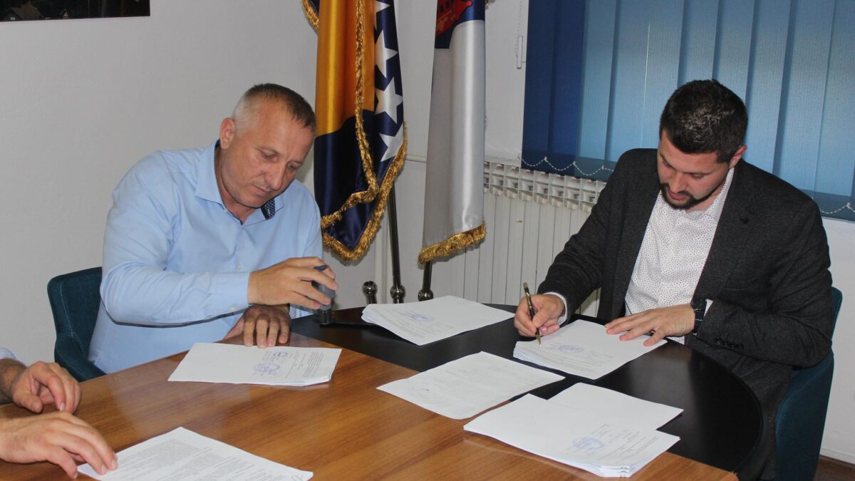 DANAS POTPISANI UGOVORI ZA REKONSTRUKCIJU I IZGRADNJU PET PUTNIH PRAVACA