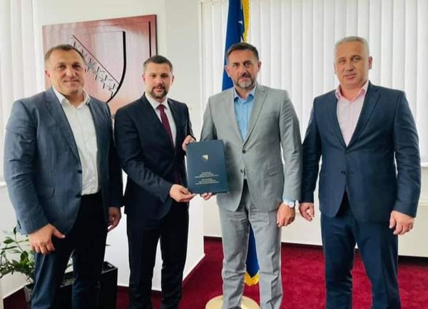 RAMIĆ I NANIĆ POTPISALI UGOVOR ZA IZGRADNJU I REKONSTRUKCIJU PUTA ODVOJAK RADOČ-IZLETIŠTE SVETINJA