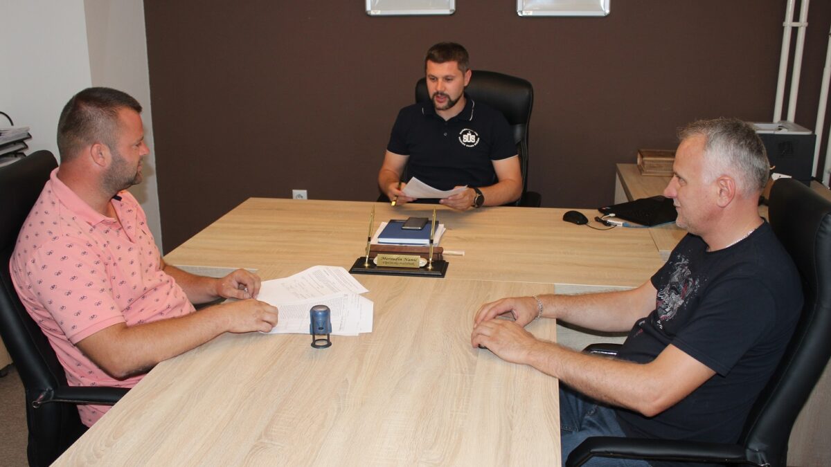 POTPISAN UGOVOR ZA RUŠENJE STARE ŠKOLE U VAROŠKOJ RIJECI