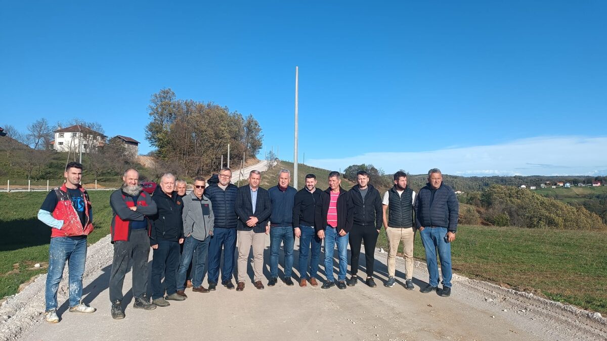 DANAS SE ASFALTIRA DIO LOKALNOG PUTA RADOČ-ČAVA-MRAZOVAC