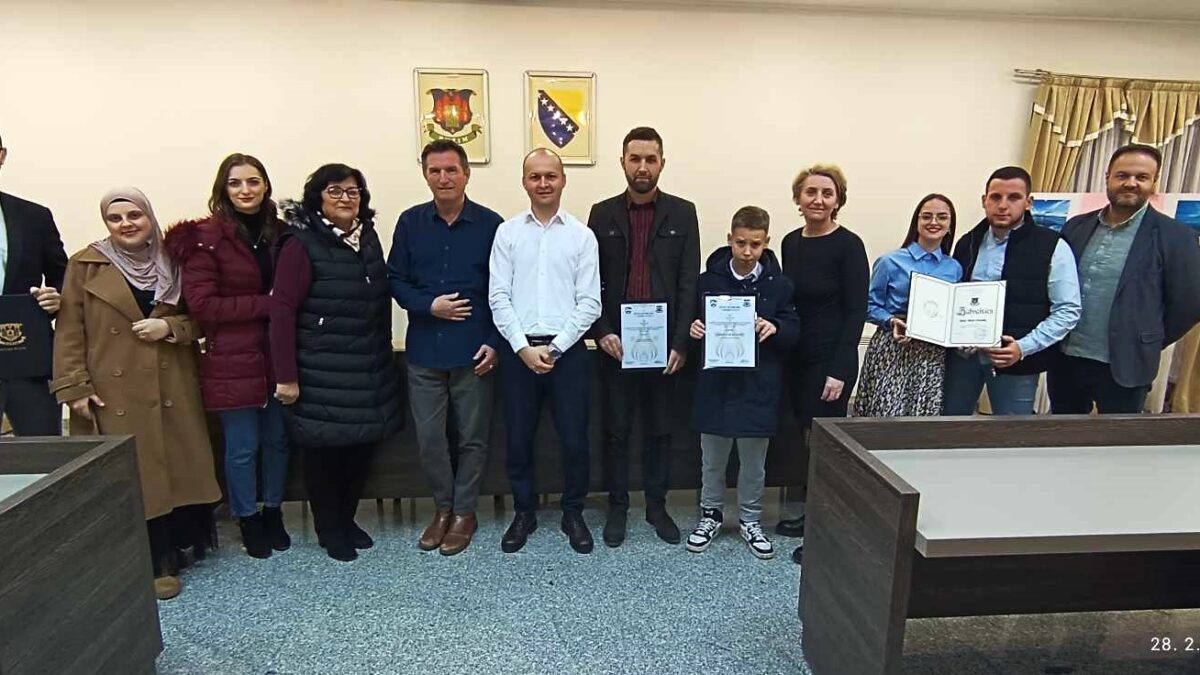 URUČENE ZAHVALNICE UČENICIMA GENERACIJE I NAGRAĐENIM NA FOTO KONKURSU “NEDŽIB VUČELJ”