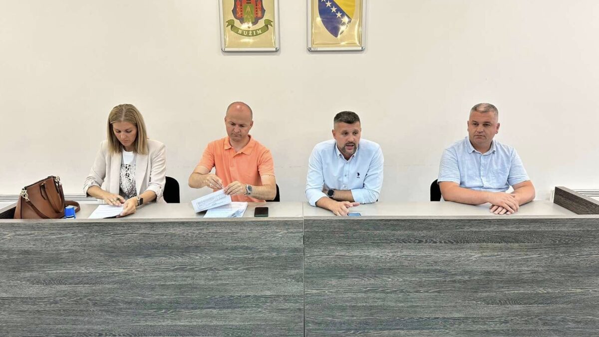 POTPISANI UGOVORI ZA IZGRADNJU TRINAEST PUTNIH PRAVACA