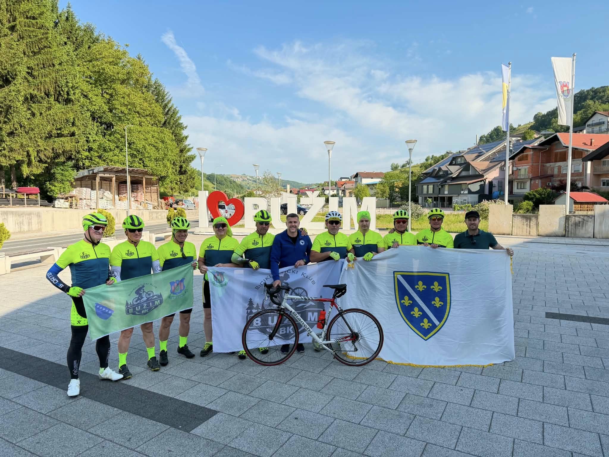 ČLANOVI BICIKLISTIČKOG KLUBA ISPRAĆENI NA PUT ZA TUZLU